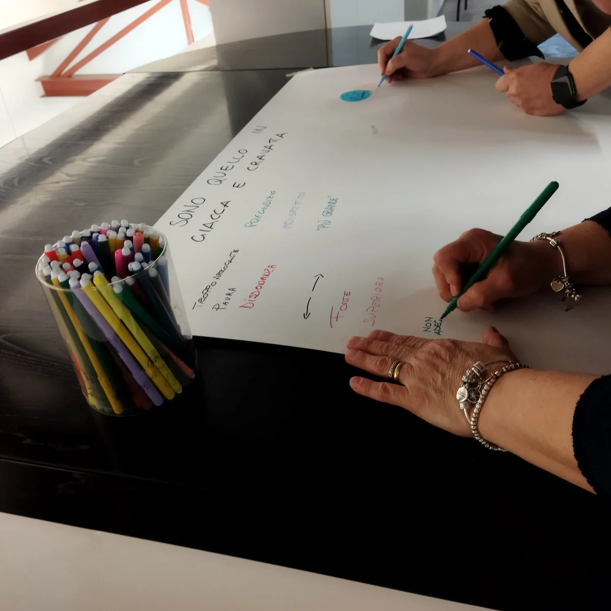 Laboratorio creativo con foglio e pennarelli