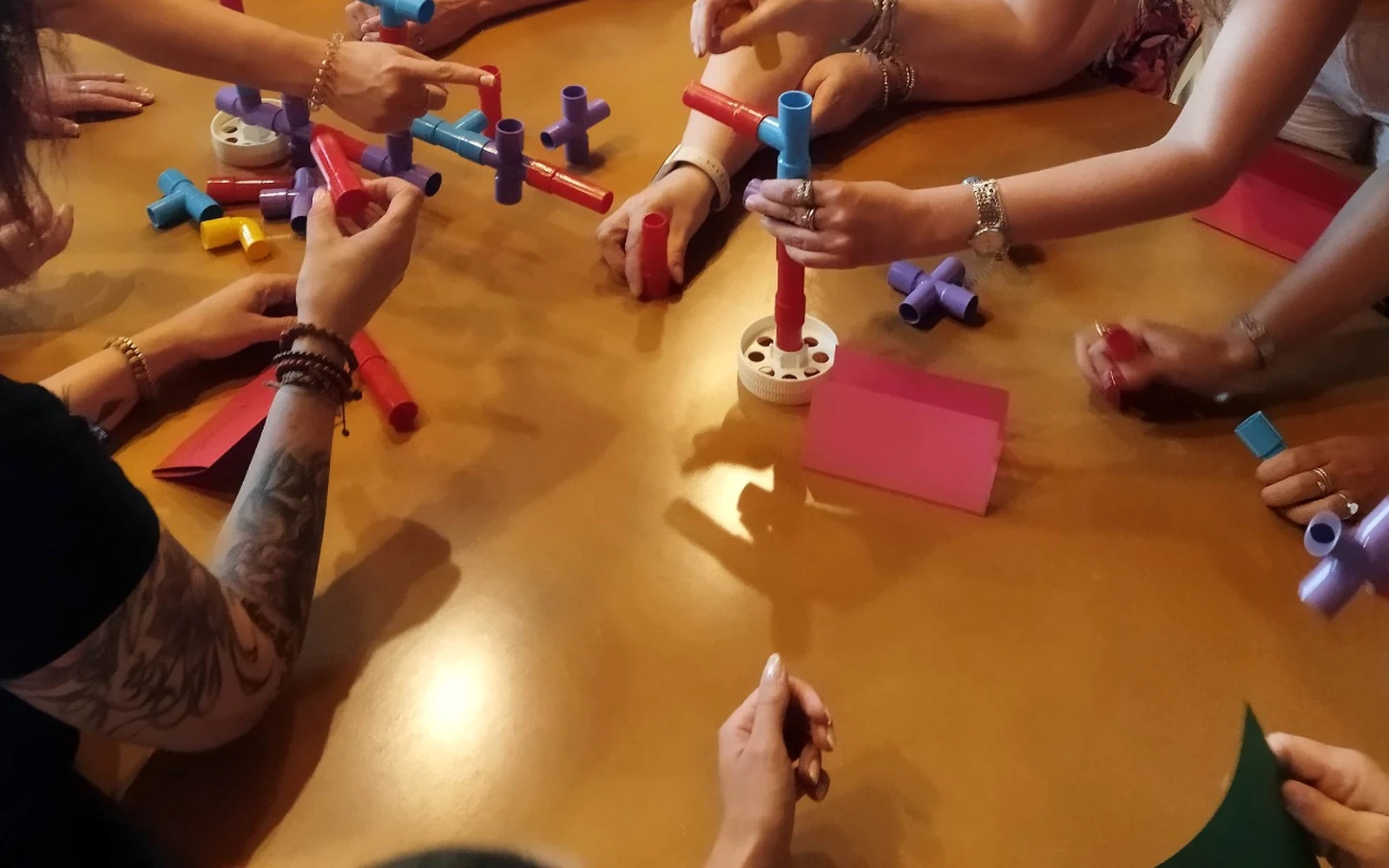 Collaborazione e lavoro di squadra durante un laboratorio