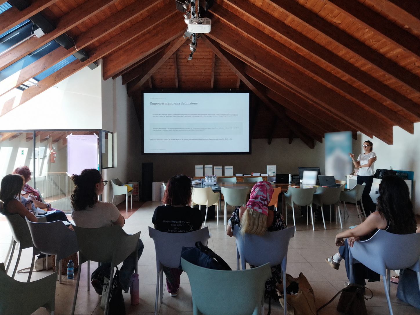 Anna Guidotti durante un laboratorio sull’empowerment femminile